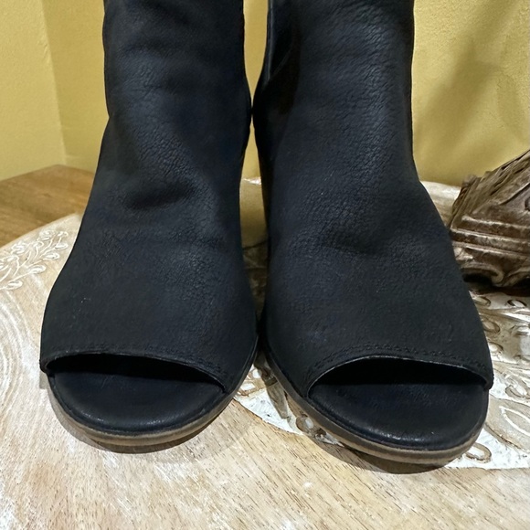 EUC Lucky Brand Black Quality Leather Ankle Boots/"Shooties". Size 6.5 - Picture 3 of 12